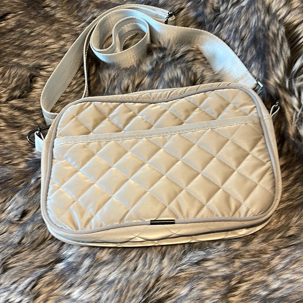 Description
The Haute Shore Drew Beam cross body